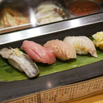 立食い寿司 根室花まる - 白身三貫 青ぞい、とろびんちょうまぐろ、熟成平目昆布締め  ¥790