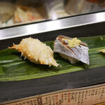 立食い寿司 根室花まる - たらば蟹ふんどし ¥370、いわし ¥190