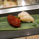 立食い寿司 根室花まる 銀座店 - 紅鮭筋子醤油漬け ¥270、ぐるむきぼたんえび ¥370