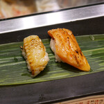 立食い寿司 根室花まる 銀座店 - 炙りえんがわ 焦がし醤油 ¥190、炙りとろサーモン 焦がし醤油 ¥190