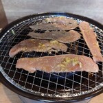 Horumon Yakiniku En - この豚タンの切り方ナイス