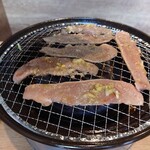 ホルモン焼肉 縁 - この豚タンの切り方ナイス