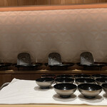 銀座 しのはら - 八寸の準備始まっています　ずらりと並ぶ鬼瓦が迫力