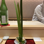 銀座 しのはら - 先付の設え　葉菖蒲と蓬を刀と鍔に見立てた縁起物