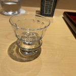 銀座 しのはら - ボトルの蓋のような形のバカラ