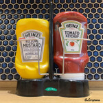 STREET BURGER - HEINZ MUSTARDとKETCHUP