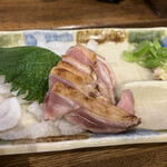 Nishiguchi Saketen - 鶏のタタキ　噛みごたえがあり肉肉しい。添えてある玉ねぎの苦味が全くなく格別！