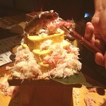 居酒屋 にほんいち - 札幌で食べたズワイガニ盛り！厚焼きたまごの上にズワイガニ盛り放題〜。楽しい演出で盛り上がります。