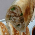 浅草名代らーめん 与ろゐ屋 - 鶏もも肉と春雨で作ったにんにく不使用の和風ぎょうざ、山椒塩か自家製タレで！