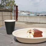 Naoshima-cafe Konichiwa - テラス席にてチョコケーキとドリンク