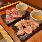 大衆居酒屋もんじゃ酒場 だしや - 今治焼鳥
            「鶏もも」549円、「ぼんじり」549円