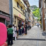 エタニティ - 10時過ぎにお店へ到着、行列の先頭をキープ！
      店主さん達の入店と重なる
      開店までに何にするか1人作戦タイム
      後から並んだ女子大生2人組と尾道のオススメなカフェについてお喋りしつつ開店時間を待ちます