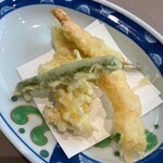 Kashikojima Houjouen - 海老と白身魚天麩羅玉蜀黍真薯野菜付け合わせ