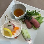 賢島宝生苑 - 牛和風ロースト鯛燻製サラダ仕立て