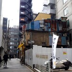 路地裏バルO's - 靖国通り側が空き地になってるので、意外と明るい