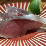 Sushi Kan - 鮮やかな銀色と肉色