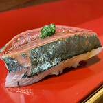 Sushi Kan - 銀色と赤みそして紫蘇がアクセント