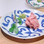肉割烹 岡田前 - タン先刺し身とハマボウフウ。漢方としても使われるお野菜だそうです。