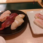 Umai Sushi Kan - とりあえずスタートは、海老、まぐろ、ホタテ、金目鯛。このあと、いろいろ食べましたよ。