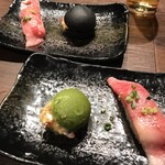 武蔵別邸　巌流島 - 前菜の二品は肉寿司とちっちゃなハンバーガー
            黒と緑のバンズがあるのね！可愛い見た目に反してガッツリです。