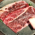 Musashi Bettei Ganryuujima - これがすき焼き風アレンジの焼肉！
                        実際に食べるタイミングで卵のつけダレを持ってきてもらいます。全卵じゃないの…卵不足なのねぇ