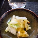 Kamesugi Soba - 漬物がさっぱりと箸休め