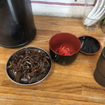 Isshinken - トッピングきくらげは銀皿で！本当は紅生姜の上の皿にピーナッツ付き