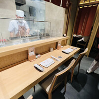 伊勢廣 京橋本店 - ◎3階の吉野ヒノキ無垢材のカウンター席に座らせてもらう。