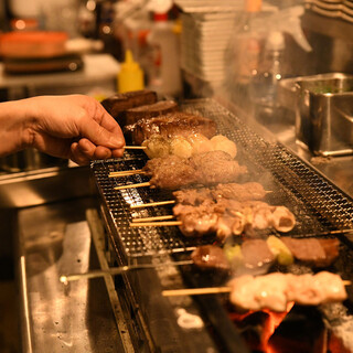 備長炭で焼き上げる新鮮なもつ焼き