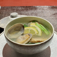 Ji-Cube - あさりとクレソンのスープ
                    ナンプラーを使ったスープはちょっとアジア風、パクチーではなくクレソンにしたのは敢えてなのかな。
                    あさりがふっくらスープにいい出汁が、レモンが爽やかにスープが美味しいです♪