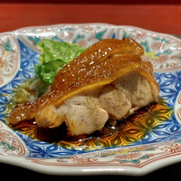 Ji-Cube - 鶏肉の醤油煮
                    千葉の地養鳥を、紹興酒・醤油を使い煮込んだ料理は、しっとりジューシーで柔らかく、スパイスがほんの少しピリリとする刺激、まさにビールがぴったりな一皿です。
                    付け合わせは湯引きしたレタス。