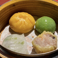 Ji-Cube - 海鮮と加藤ポークの焼売
                    紫蘇入りエビ蒸し餃子
                    トマトを使った肉饅
                    海老餡ベースの点心（ほうれん草・セロリ・人参）
                    
                    焼売ブリンブリン
                    エビ蒸し餃子プリンプリン
                    トマト肉饅の甘み堪らん
                    全部美味しい♪