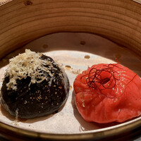 Ji-Cube - ◇ 黒トリュフの小籠包
                      黒トリュフの小籠包の黒い皮には、イカスミを練り込みそのコクもプラスされています。
                      ◇ 麻辣の小籠包
                      麻辣を生地に練り込んでますが赤色はビーツ、ほんの少しピリリとしてこれも旨い♪