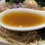 伍年食堂 - 特製ラーメン1,100円のスープのアップ