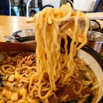 味噌ラーメン専門店 日月堂 - 味噌ラーメン　¥880
            
            黄色縮れ太麺で、スープ絡みが良く
            もっちり食感で、しっかり噛み食べると、小麦が香り美味しい。
            時間経過でも、伸び難く最期まで食感を保ちます。
            菅野製麺特注品のようです。