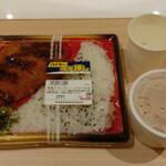 フレスタ - 国産チキンカツのソースカツ丼 (税込)429円 と無料の味噌汁 (2023.05.07)