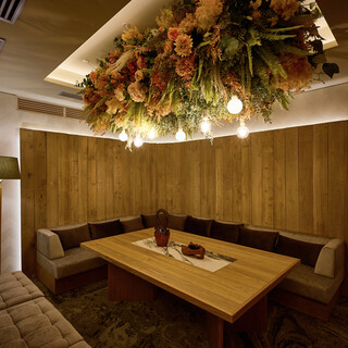 パエリアや本格料理を楽しむダイニングと個室