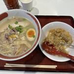 ラーメン尊 - 鯛出汁塩ラーメン。チャーハンは食べかけ。