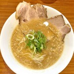 らーめん 四恩 - こっくりピトピト白湯醤油。濃ゆ美味ー…細麺にからみます