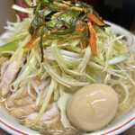 ラーメン二郎 - 小ぶた（980円）＋ネギ（100円）＋ニラキムチ（100円）＋味付玉子（100円）、ニンニクコール