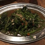 ハンサム食堂 - 季節の青菜タイにんにく炒め