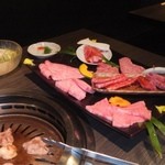 きわめ - 旨ネギ上牛タンを焼きながら店主厳選おまかせ盛り他を眺める贅沢な空間