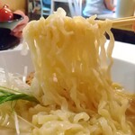喜多方 満喜 - 中太麺がスープに絡む