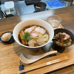 らぁ麺 紫陽花 - 特製醤油らぁ麺 1600円
                                地鶏の炊き込みごはん 500円