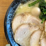 横浜家系ラーメン春吉家 - 塩トンコツ　チャーシュー麺　左　1000円