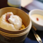 西安餃子 - セットについてくるチャーシュー蒸し饅頭と杏仁豆腐
