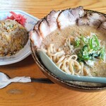 Hachiman Ramen - 味噌ラーメン（太麺）¥860 チャーシュー ¥260 背脂 ¥50 半チャーハン ¥300