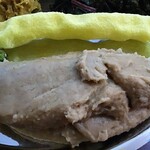 プルジャ ダイニング - ドンゴリ（米粉のせんべい）、大麦と里芋のディド（そばがきに似た料理）
