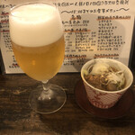 もつ焼きごえん - １杯目のビールと塩もつ煮（どちらもせんべろ内）