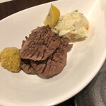 せいじ - 牛タン焼き。低温調理した後に斬り込み入れて焼き上げるから、柔らかいながらも牛タンの食感が残っていて絶品